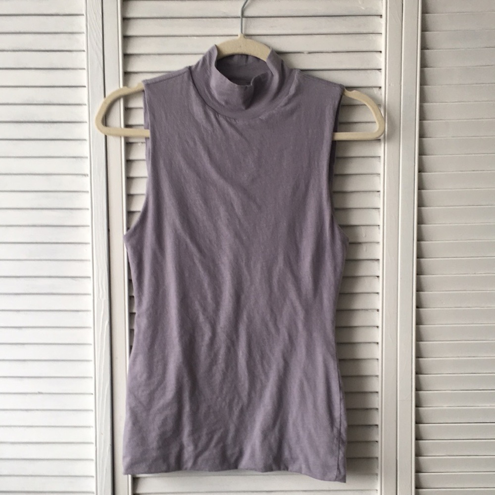 Sleeveless turtleneck top